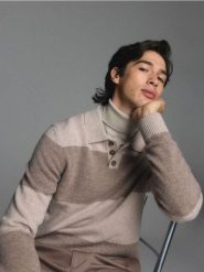 Sweter polo z wełną - beżowy. Brązowe swetry męskie Reserved, l, bez wzorów, z dzianiny, bez kołnierzyka, bez ramiączek. Za 219.99 zł.