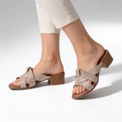 Klapki damskie Armodo, cholewka skóra naturalna fason wsuwany szerokie paski z przodu otwarty nosek niski stabilny obcas klasyczna podeszwa, beżowe,. Brązowe klapki damskie Armodo, bez wzorów, ze skóry, klasyczne, z otwartym noskiem, bez obcasa, na obcasie, bez zapięcia. Za 279.00 zł.