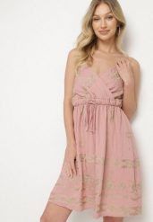 Różowa Sukienka Boho z Wiskozy na Ramiączkach Zdobiona Metalicznym Haftem Saleriela. Czerwone sukienki damskie Born2be, na co dzień, m, z aplikacjami, z wiskozy, boho, bez kołnierzyka, bez ramiączek, mini, kopertowe. Za 74.99 zł.