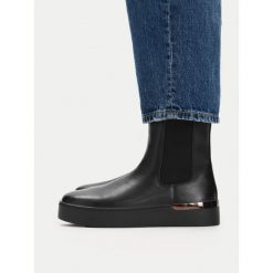 Sztyblety Go Soft. Czarne botki damskie GO SOFT, bez wzorów, bez obcasa, na płaskiej podeszwie, bez zapięcia. Za 169.99 zł.