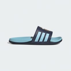 Klapki adilette Comfort 2.0 Argentyna. Niebieskie klapki damskie Adidas, bez wzorów, sportowe, bez obcasa, bez zapięcia. Za 219.00 zł.