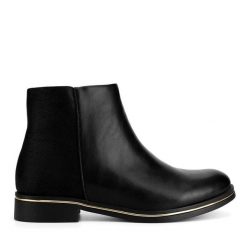 Botki Clara Barson. Czarne botki damskie Clara Barson, bez wzorów, bez obcasa, na płaskiej podeszwie, bez zapięcia. Za 139.99 zł.