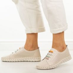 Beżowe ażurowe skórzane półbuty damskie Cambell 40348. Brązowe półbuty damskie Cambell, na lato, w ażurowe wzory, z jeansu, casualowe, z okrągłym noskiem, bez obcasa, bez zapięcia. W wyprzedaży za 192.72 zł.