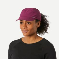 Czapka turystyczna z daszkiem Forclaz MT500. Fioletowe czapki damskie FORCLAZ, bez wzorów, z elastanu, sportowe. Za 39.99 zł.