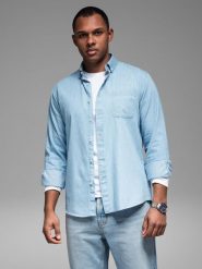 Wzorzysta koszula męska z cienkiego jeansu z kieszonką – jasnoniebieska V1 - Rozmiar: XL. Niebieskie koszule męskie Ombre Clothing, m, bez wzorów, z bawełny, casualowe, bez kołnierzyka, bez ramiączek. W wyprzedaży za 129.99 zł.