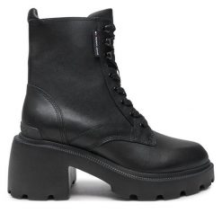 Trapery Tommy Jeans. Czarne trapery damskie Tommy Jeans, z jeansu, bez zapięcia. Za 479.99 zł.