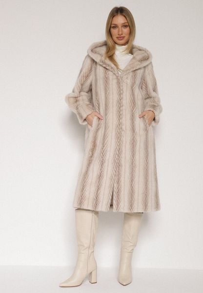 Jasnobeżowy Płaszcz Futerko w Pionowy Wzór z Kapturem Cahroris. Brązowe płaszcze damskie Born2be, l, bez wzorów, z dzianiny, eleganckie, bez kołnierzyka, z kapturem. Za 299.99 zł.