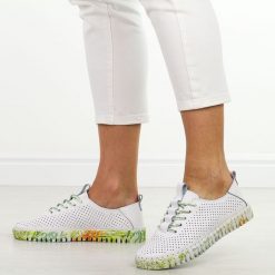 Biało zielone skórzane półbuty damskie T.Sokolski W26-609. Białe półbuty damskie Sokolski, na jesień, w ażurowe wzory, z jeansu, biznesowe, bez obcasa, na płaskiej podeszwie, bez zapięcia. Za 199.00 zł.