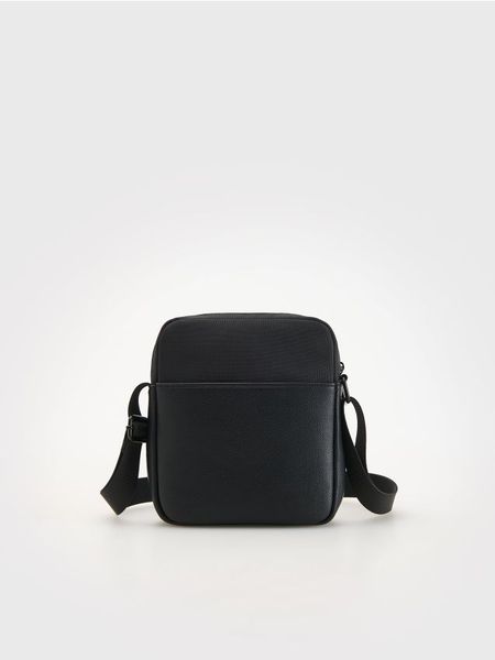 Saszetka crossbody - czarny. Czarne saszetki i nerki męskie Reserved, bez wzorów, ze skóry. W wyprzedaży za 69.99 zł.