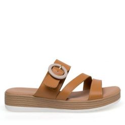 Klapki Lasocki. Brązowe klapki damskie Lasocki, bez wzorów, bez obcasa, bez zapięcia. Za 99.99 zł.