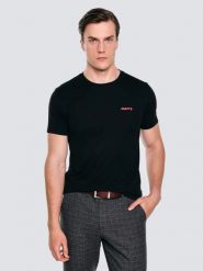 Koszulka męska z niewielkim nadrukiem na piersi czarna Karr 906. Czarne t-shirty męskie BIG STAR, l, bez wzorów, z dzianiny, bez kołnierzyka, bez ramiączek. Za 99.99 zł.