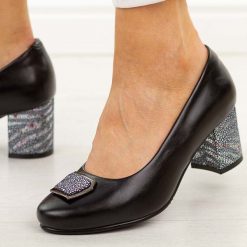 Czarne skórzane czółenka damskie Potocki 19411. Czarne czółenka damskie POTOCKI, na jesień, bez wzorów, ze skóry, eleganckie, z okrągłym noskiem, bez obcasa, na słupku, bez zapięcia. Za 219.00 zł.