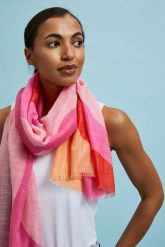 Letni szal w wyrazistym kolorze różowy. Czerwone szaliki damskie MOODO, na lato, bez wzorów. W wyprzedaży za 16.99 zł.