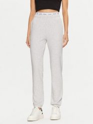 Guess Spodnie dresowe O5RB01 KCO31 Szary Regular Fit. Szare spodnie sportowe damskie Guess, z aplikacjami, z bawełny. Za 149.99 zł.