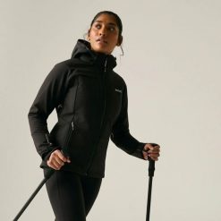 Damska kurtka softshell Desoto. Niebieskie kurtki sportowe damskie Regatta, bez wzorów, z materiału, bez ramiączek, z kapturem, trekkingowe. Za 395.50 zł.