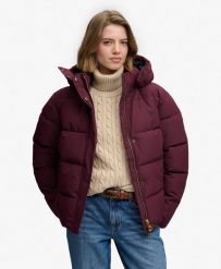 Superdry Premium Pikowana Kurtka z Kapturem, ocieplana – Fig Purple. Fioletowe kurtki męskie Superdry, bez wzorów, z materiału, z kapturem. Za 618.35 zł.
