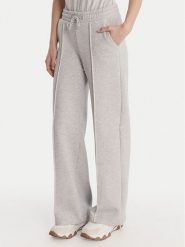 Guess Spodnie dresowe V6RB17 K9V31 Szary Regular Fit. Szare spodnie dresowe damskie Guess, z aplikacjami, z bawełny. Za 349.99 zł.