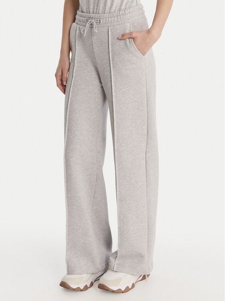 Guess Spodnie dresowe V6RB17 K9V31 Szary Regular Fit. Szare spodnie dresowe damskie Guess, z aplikacjami, z bawełny. Za 349.99 zł.