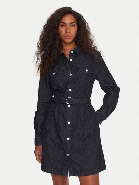 Tommy Jeans Sukienka jeansowa DW0DW21649 Granatowy Regular Fit. Niebieskie sukienki damskie Tommy Jeans, xxl, bez wzorów, z bawełny, bez kołnierzyka, bez ramiączek, koszulowe. Za 319.99 zł.