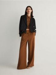 Krótki trencz - czarny. Czarne płaszcze damskie Reserved, l, bez wzorów, z bawełny, bez kołnierzyka, bez kaptura. W wyprzedaży za 49.99 zł.