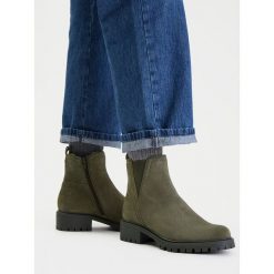 Botki Lasocki. Zielone botki damskie Lasocki, bez wzorów, bez obcasa, na słupku, bez zapięcia. Za 249.99 zł.