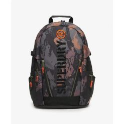 Damski plecak z haftem Superdry Tarp. Czarne plecaki damskie Superdry, bez wzorów, eleganckie. Za 389.45 zł.