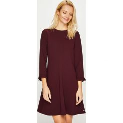 Tommy Hilfiger - Sukienka. Brązowe sukienki damskie Tommy Hilfiger, na co dzień, l, bez wzorów, z dzianiny, casualowe, bez kołnierzyka, bez ramiączek, midi, proste. W wyprzedaży za 299.90 zł.