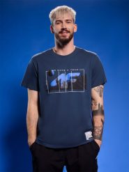 4F T-shirt regular z nadrukiem siatkarskim męski - granatowy L. Niebieskie koszulki sportowe męskie 4F, l, bez wzorów, z bawełny, bez ramiączek, do siatkówki. Za 69.99 zł.