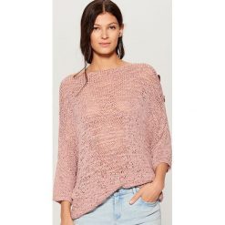Ażurowy sweter oversize - Różowy. Czerwone swetry nierozpinane damskie Mohito, l, w ażurowe wzory, bez kołnierzyka, bez ramiączek. Za 119.99 zł.