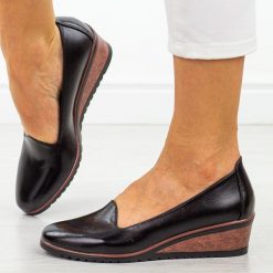 Czarne półbuty damskie na koturnie Potocki 12276. Czarne półbuty damskie POTOCKI, bez wzorów, ze skóry, bez obcasa, na koturnie, bez zapięcia. Za 159.00 zł.