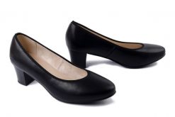 RIEKER 44650-04 black, czółenka damskie. Czarne czółenka damskie Rieker, bez wzorów, bez obcasa, na obcasie, bez zapięcia. Za 339.90 zł.