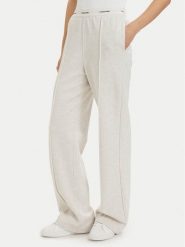 Calvin Klein Jeans Spodnie dresowe LV047G253G Kremowy Relaxed Fit. Białe spodnie sportowe damskie Calvin Klein Jeans, bez wzorów, z bawełny. Za 409.99 zł.