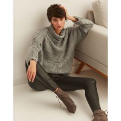SWETER DŁUGI RĘKAW DAMSKI LUŹNY. Szare swetry nierozpinane damskie TOP SECRET, na jesień, bez wzorów, bez kołnierzyka, bez ramiączek. W wyprzedaży za 59.99 zł.