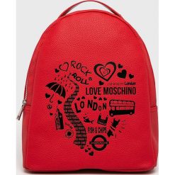 Love Moschino - Plecak. Czerwone plecaki damskie Love Moschino, bez wzorów, z materiału. W wyprzedaży za 539.90 zł.