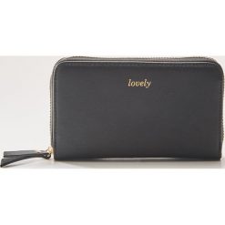 Portfel z napisem - Czarny. Czarne portfele damskie House, bez wzorów. Za 35.99 zł.