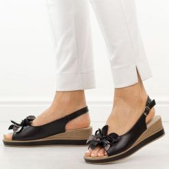 Czarne skórzane sandały damskie na koturnie T.Sokolski L26-679. Czarne sandały damskie Sokolski, z aplikacjami, ze skóry, bez obcasa, na koturnie, bez zapięcia. Za 219.00 zł.