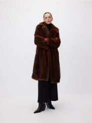 Płaszcz ze sztucznego futra z paskiem - brązowy. Brązowe płaszcze damskie Reserved, l, bez wzorów, bez kołnierzyka, bez kaptura. Za 499.99 zł.