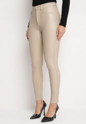 Beżowe Dopasowane Spodnie z Imitacji Skóry Viremi. Brązowe spodnie materiałowe damskie Born2be, bez wzorów, z jeansu, eleganckie, z podwyższonym stanem. Za 49.99 zł.