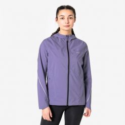 Kurtka do biegania w terenie przeciwdeszczowa damska Kiprun Run Flow. Fioletowe kurtki sportowe damskie KIPRUN, na zimę, l, bez wzorów, z materiału, bez ramiączek, z kapturem, do biegania. Za 299.99 zł.