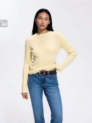 Sweter z domieszką wiskozy - jasnożółty. Żółte swetry nierozpinane damskie Reserved, l, bez wzorów, z dzianiny, bez kołnierzyka, bez ramiączek. Za 99.99 zł.