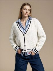 Sweter z dekoracyjnym splotem - biały. Białe swetry nierozpinane damskie Sinsay, l, bez wzorów, ze splotem, bez kołnierzyka, bez ramiączek. Za 59.99 zł.