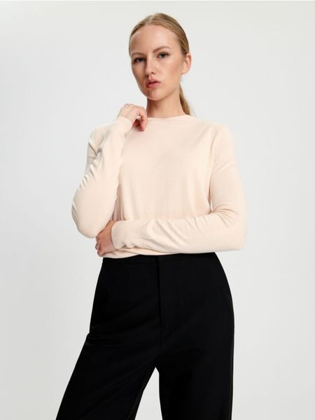Sweter basic - kremowy. Białe swetry nierozpinane damskie Sinsay, l, bez wzorów, ze skóry, bez kołnierzyka, bez ramiączek. Za 49.99 zł.