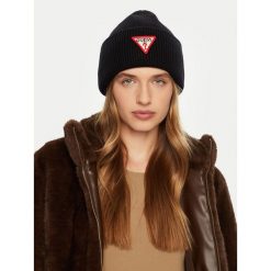 Czapka Guess. Czarne czapki damskie Guess, na zimę, z aplikacjami. Za 209.99 zł.