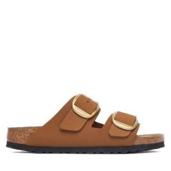 Klapki Birkenstock. Brązowe klapki damskie Birkenstock, bez wzorów, bez obcasa, bez zapięcia. Za 674.99 zł.