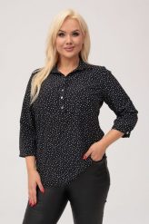 Elegancka czarna koszula z kołnierzykiem w białe kropki PLUS SIZE XXL. Białe koszulki sportowe damskie Nasi partnerzy, plus size, bez wzorów, z poliesteru, bez ramiączek. Za 199.90 zł.