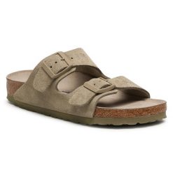 Klapki Birkenstock. Zielone klapki damskie Birkenstock, bez wzorów, bez obcasa, bez zapięcia. Za 509.99 zł.