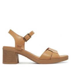 Sandały Clara Barson. Czerwone sandały damskie Clara Barson, bez wzorów, bez obcasa, na koturnie, bez zapięcia. Za 83.99 zł.