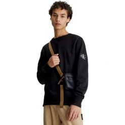 Bluza Calvin Klein Monogram Sleeve Badge Crew, Mężczyźni. Czarne bluzy męskie Calvin Klein, m, bez wzorów, z bawełny, bez ramiączek, bez kaptura. Za 390.00 zł.
