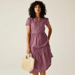 Sukienka casual damska Orla Kiely Tiered Midi. Fioletowe sukienki damskie Regatta, na co dzień, bez wzorów, z bawełny, casualowe, bez kołnierzyka, bez ramiączek, midi, proste. W wyprzedaży za 286.00 zł.