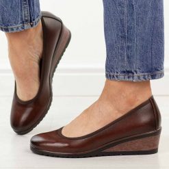 Brązowe czółenka damskie na koturnie Vinceza 58628. Brązowe czółenka damskie VINCEZA, na jesień, bez wzorów, z jeansu, biznesowe, z okrągłym noskiem, bez obcasa, na koturnie, bez zapięcia. Za 169.00 zł.